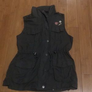 Adjustable sleeveless jacket
